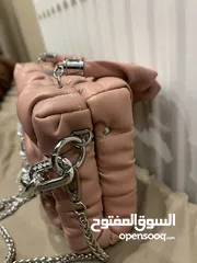  18 شنطة صغيرة زهرية أنيقة وأنيقة للبيع - مناسبة للمشاوير والطلعات  اليومية بحالة ممتازة ونظيفة جداً جيد
