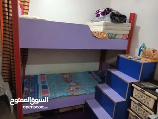  3 سرير أطفال طابقين مع درج فيه كبتات
