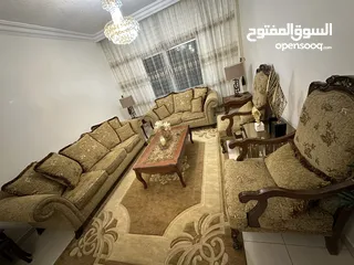  4 طقم كنب 7 مقاعد بحالة ممتازة مع طاولة وسط و جانبيتين خشب و 3 ثريات
