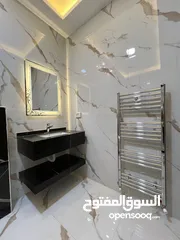  14 شقة ارضية/ 175م تدفئة مركزية راكبة تعمل على الغاز/ ترس امامي واسع/ موقع مميز