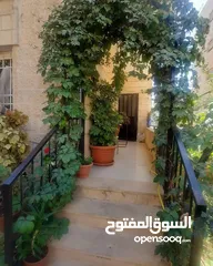  4 شقه ارضيه مع حديقه للبيع في الجبيهه