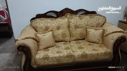  2 طقم كنب 7 مقاعد مستعمل شبه جديد خشب قوي و تفصيل ممتاز . موجود في بيتا نابلس . المعني يتواصل على الرق
