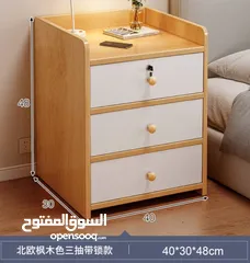  6 كومدينا خشب أنيقة وعملية، 3 جرارات ودرج علوي فيه قفل عشان تحفظ أغراضك الخاصة بأمان! تصميم مرتب وناعم