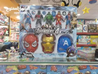  3 شخصيات افينجر مع اقنعه.