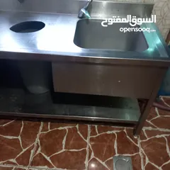  1 مجلى ستيلس ثقيل صناعي  ثلاجة بحاجه الى مروحة  طاوله ستيلس  غاز عين وحدة كانون كبير طول مترين عرض 40س