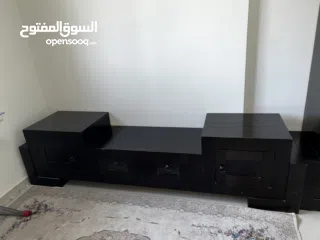  5 بوفيه ومزنون خشب زان مرتب وتقيل تفصيل  ومحلي لون اسود على بني تقريبا .. بحالة ممتازة شبه جديد