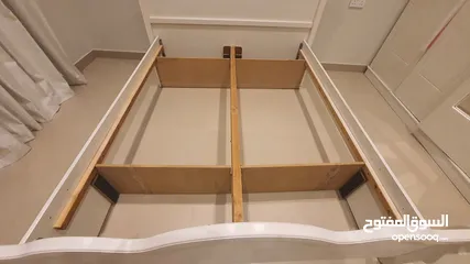  3 سرير حجم كوين مع طاولة جانبية وتسريحة