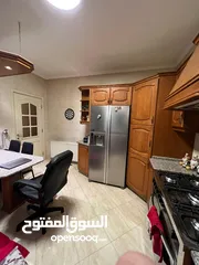  5 شقة طابق اخير مع روف بإطلالة مفتوحة في منطقة الكرسي للبيع من المالك مباشرة