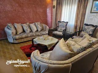  1 طقم كنب فاخر بحالة شبه جديد تفصيل  تركي تصميم مميز للبيع بسعر مغري خشبه ممتاز ورائع