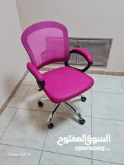  15 راحتك تبدأ من هنا! سواء كنت تشتغل لساعات طويلة أو تستقبل عملاءك، الكرسي المناسب يصنع الفرق!