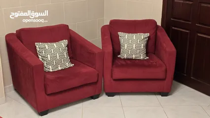  2 2 كنباي مفردات (مقعدين) 60 دينار لون خمري مميز (بحالة الوكالة) قابل للتفاوض
