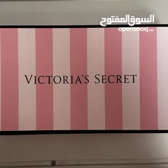 1 جزدان مصاري حجم مستطيل كوبي اول فيكتوريا سيكريت ، اذا بدكم معلومات اكتر تواصلو معي ، لكنو نفس الصور