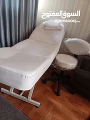  1 سرير طبي مع كرسي بحالة ممتازة جدا