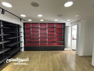  4 ديكور محل: رفوف ومكتب استقبال