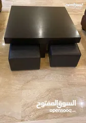  4 طاوله وسط مربعه الشكل لون اسود مع اربع مقاعد جلد