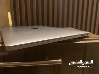  10 شاشة كبيرة جدا Macbook pro 16 inch  (شبه جديد مع كرتونة) شاحن جديد من ابل ومكفول بسعر مغري جدا
