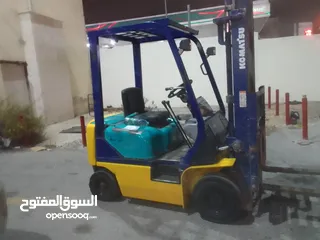  1 رافعة نوع كوماتسو بنزين حمولة طن ونص بحالة الوكالة للبيع