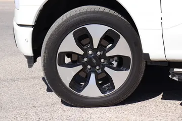  5 Ford f150 Lightning 2023 Platinum