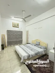  9 غرفة  نظيفه  يبعد عن بركه الموز 3 دقائق و يبعد عن جامعه نزوي 4 دقايق  موقع  حي تراث