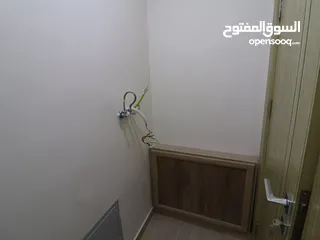  17 شقة طابق أخير مع روف (205م)داخلي (80م)ترس خارجي في أرقى مناطق ام حجير شفا بدران