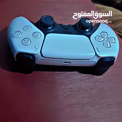 2 يد بليستيشن 5 نوع Sony استعمال خفيف وشغالة 100٪ وسبب البيع انها موجودة بدون اي داعي واضطريت ابيعها
