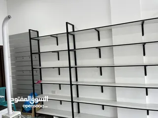  11 ديكور كامل ارفف و ألواح تعليق وبترينات بحالة ممتازة