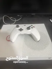  1 Xbox one s (مع يد تحكم)