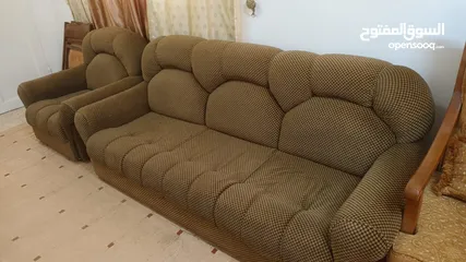  3 طقمين كنب فاخر....طقم كلاسيك لون عسلي  خشب قوي جدا يتسع ل 9 أشخاص