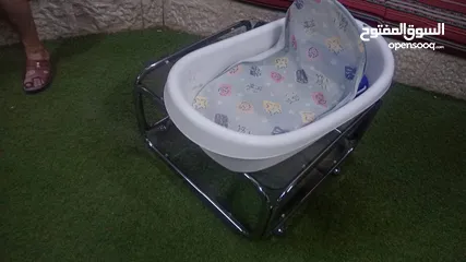  1 بني اطفال مع طاولته وفرشته بحاله