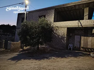  26 ارض للبيع مساحة4300م وعلى الواقع 12دونم تصلح بيت ريفي شاليه ارض زراعيه ويوجد فيها بيت قيد الانشاء