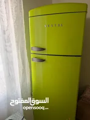  1 ثلاجة فيستل التركية بشكل كلاسيك مستعملة كالجديدة باللون الأخضر الفسفوري Vestel
