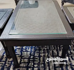  2 طاولات وسط خشب عدد 3 واحده كبيره واثنتان أصغر.. ومعهم هديه مجانيه طقم سرفيس لون سكني