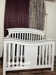  1 تخت بيبي خشب أمريكي بحالة ممتازة