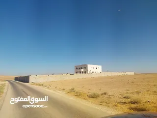  7 فيلا ومزرعة 5 دونومات للبيع في الموقر