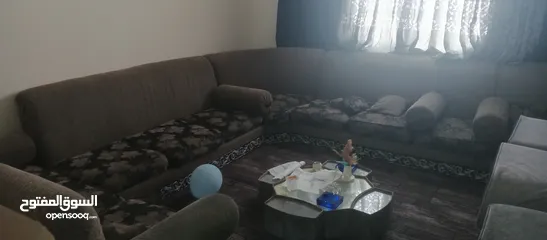  4 مجلس بحاجه تنجيد وتزبيط وسرير مفرد عدد 2 للبيع