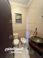  3 شقه فارغة - الرابية - 3نوم1ماستر - 200م - مطلة - قريبة من الخدمات العامة