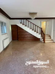  11 دوبلكس أرضي مميز بمساحة واسعة وحديقة خاصة في موقع استراتيجي بالقرب من شارع الجامعة الأردنية