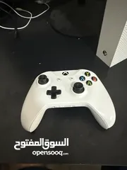  4 Xbox one s  مستعمل مع يد تحكم لا يوجد التوصيل الا لاماكن قريبة +مستعملة +اسلاكها