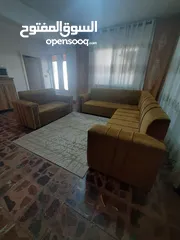  2 طقم كنب مع طاولة وشاشة
