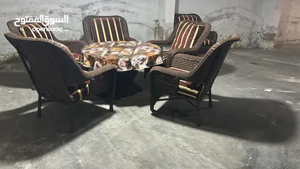  1 طاوله خارجيه كبيره مع كراسي للبيع بسعر مغري