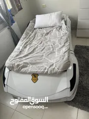  3 سرير سيارة لون ابيض بحالة ممتازة للبيع مع الفرشة و ريموت كونترول للتحكم عن بعد بالألوان و الاصوات .