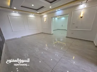  23 شقة مع ترس كبير 660 متر بإطلالة خلابة