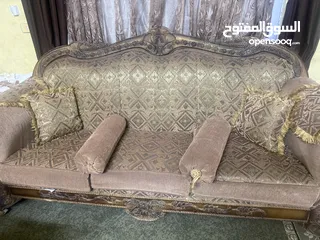  5 طقم كنب خشب 9 مقاعد + طاولات وسجاد وبرداي - بحالة ممتازه ، غرفة ضيوف كامله و جديده