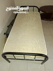  1 سريرين حديد شبه الجديد ومرتبة ضغط عالي جديدة