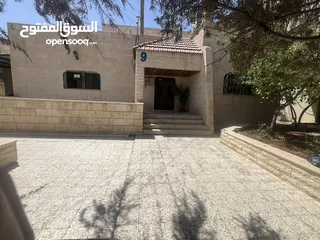  2 منزل مميز للبيع((مرخص تجاري))الزرقاء حي الجندي ارض550م البناء 200م عداد كهرباء2 عداد مياه2