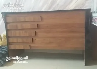  1 مكتب + كنبتين + استناند احترافي + اناره + طاولات خشب + مكنسة كهربا للبيع بسعر حرررق