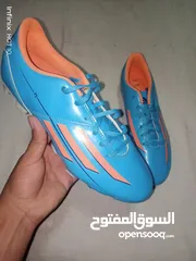  2 احذية كرة قدم اصلي الرجاء تواصل على واتساب فقط رقمي بالوصف + اقرء الوصف بعد اذنك