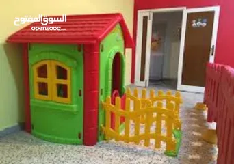  3 بيت اطفال مع سياج.