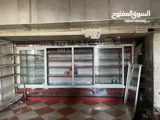  1 ثلاجة عرض للبيع بحالة ممتازة