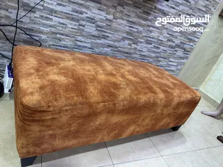  10 كنب موديرن لون قرميدي و بني بحالة ممتاز عدد 7 مقاعد +صوفا خشب زان +برادي بحال جيدة نفس لون الكنب